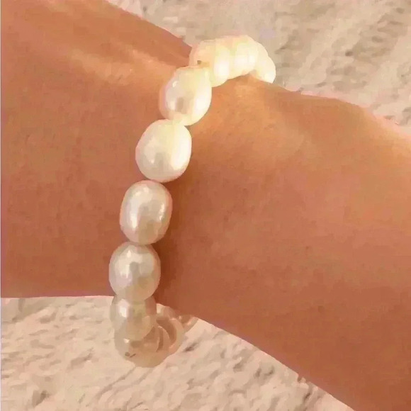 Vintage Pearl Stretch Bracelet - Picture 1 of 3